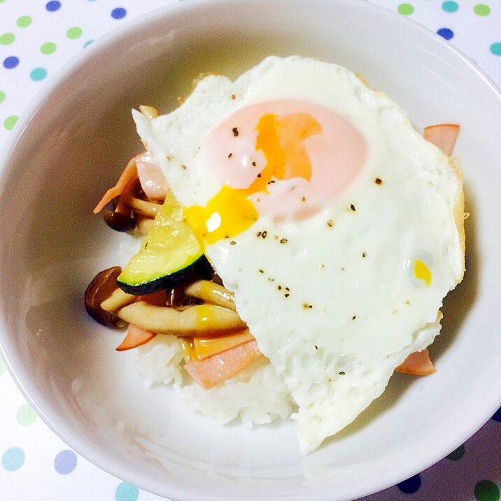 朝食に簡単！とろ〜り目玉焼き野菜丼